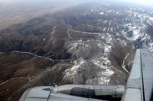 4月15日,飛機即將抵達玉樹機場時拍攝的玉樹地貌,白雪皚皚群山映入眼簾。玉樹縣地處青藏高原東部,位于玉樹藏族自治州最東部,境內(nèi)平均海拔4493.4米,氣候寒冷,年溫差小,日溫差大,是一個以牧為主,農(nóng)牧結(jié)合的半農(nóng)半牧縣。整個地形西北和中部高,東南和東北低,縱跨長江、瀾滄江兩大水系,地形復(fù)雜,地勢高聳。地貌以高山峽谷和山原地帶為主,間有許多小盆地和湖盆。全縣總面積1.57萬平方公里,占全州總面積的5.89%,有耕地3689公頃。新華社記者 李紫恒 攝