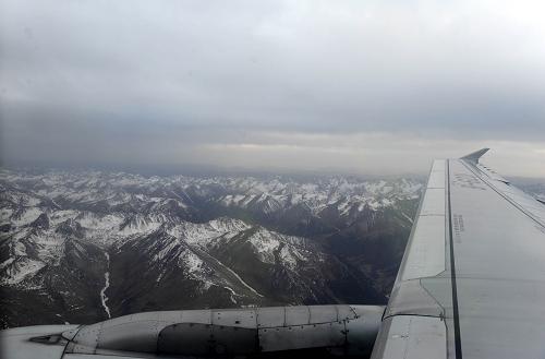 4月15日,飛機即將抵達玉樹機場時拍攝的玉樹地貌,白雪皚皚群山映入眼簾。新華社記者 李紫恒 攝