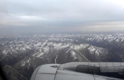 4月15日,飛機即將抵達玉樹機場時拍攝的玉樹地貌,白雪皚皚群山映入眼簾。新華社記者 李紫恒 攝