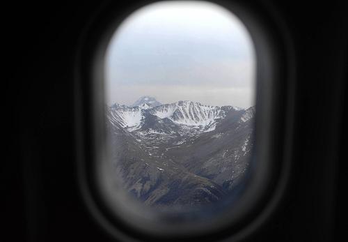 4月15日,飛機即將抵達玉樹機場時拍攝的玉樹地貌,白雪皚皚群山映入眼簾。新華社記者 李紫恒 攝