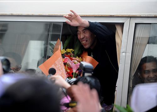 4月16日,在山西醫(yī)科大學(xué)第二醫(yī)院,康復(fù)出院的獲救礦工孟恩意與醫(yī)務(wù)人員揮手告別。當(dāng)日,轉(zhuǎn)診到太原接受治療的53名王家?guī)X透水事故獲救礦工康復(fù)出院。經(jīng)過醫(yī)務(wù)人員的精心治療后,他們恢復(fù)良好,身體各項指標(biāo)均達到出院標(biāo)準(zhǔn)。新華社記者 燕雁 攝