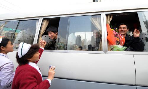 4月16日,在山西醫(yī)科大學(xué)第二醫(yī)院,康復(fù)出院的獲救礦工與醫(yī)務(wù)人員告別。新華社記者 燕雁 攝
