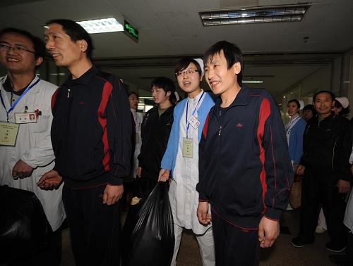 4月16日,在山西醫(yī)科大學(xué)第二醫(yī)院,康復(fù)出院的獲救礦工在醫(yī)務(wù)人員的陪同下出院。新華社記者 燕雁 攝