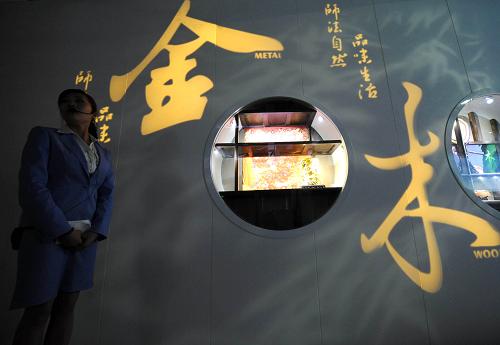 4月15日,講解員在以“金木水火土”代表物串聯(lián)江蘇各地風(fēng)土人情的“品味生活”展項(xiàng)區(qū)練習(xí)講解。新華社記者 孫參 攝