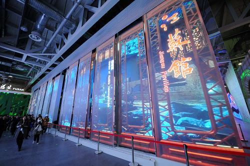 4月15日,講解員在以“金木水火土”代表物串聯(lián)江蘇各地風(fēng)土人情的“品味生活”展項(xiàng)區(qū)練習(xí)講解。新華社記者 孫參 攝
