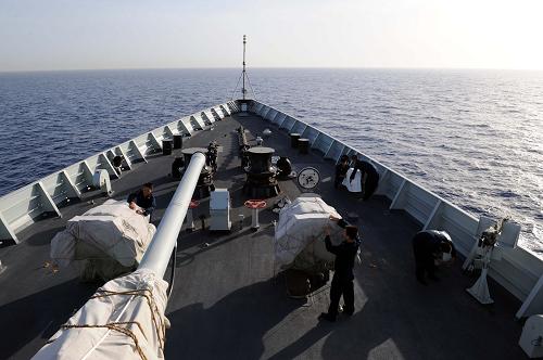 5月16日,“廣州”艦戰(zhàn)士在熱帶風(fēng)暴來臨前進(jìn)行防風(fēng)準(zhǔn)備。當(dāng)天,中國海軍第五批護(hù)航編隊(duì)首次啟動防抗熱帶風(fēng)暴部署。編隊(duì)官兵對各裝備做防風(fēng)固定。艙內(nèi),動力系統(tǒng)、錨機(jī)、舵機(jī)、系纜設(shè)施及各艙室水密情況被一一仔細(xì)排查,確保裝備處于良好穩(wěn)固狀態(tài)。新華社記者 劉春暉 攝
