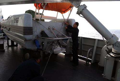 5月16日,“廣州”艦戰(zhàn)士固定小艇。新華社記者 劉春暉 攝