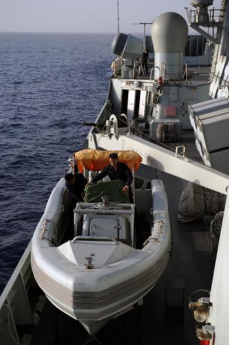 5月16日,“廣州”艦戰(zhàn)士固定小艇。新華社記者 劉春暉 攝