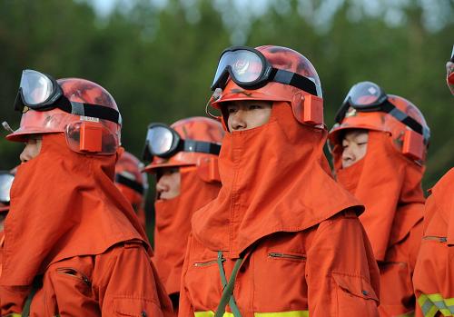 5月17日,武警內(nèi)蒙古森林總隊新兵在大興安嶺紅花爾基林區(qū)進(jìn)行隊列科目綜合訓(xùn)練。日前,來自全國各地的1000余名武警森林部隊新兵結(jié)束為期3個月的新兵訓(xùn)練期,陸續(xù)奔赴森林草原一線,執(zhí)行春季防火任務(wù)。新華社記者 張領(lǐng) 攝