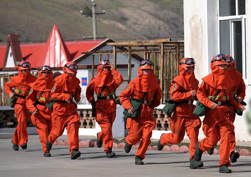 5月17日,武警內(nèi)蒙古森林總隊新兵在大興安嶺紅花爾基林區(qū)進(jìn)行緊急集合訓(xùn)練。新華社記者 張領(lǐng) 攝