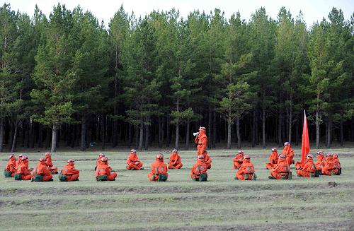 5月17日,武警內(nèi)蒙古森林總隊新兵在大興安嶺紅花爾基林區(qū)進(jìn)行春季防火現(xiàn)場動員。新華社記者 張領(lǐng) 攝