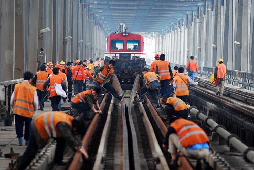 5月20日,南昌鐵路局鷹潭工務(wù)機(jī)械段的工人們在九江長江大橋鐵路橋上更換鋼軌。新華社發(fā)(胡國林 攝)