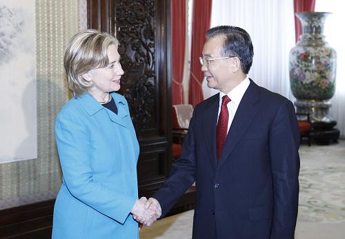 這是溫家寶與美國(guó)國(guó)務(wù)卿希拉里·克林頓握手。新華社記者 丁林 攝