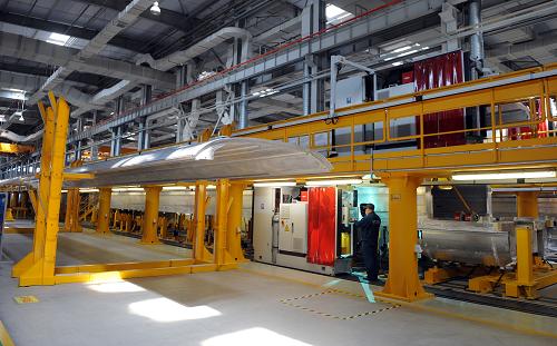 5月27日,中國北車長春客車股份有限公司高速車制造基地焊裝生產(chǎn)線工人在作業(yè)。當(dāng)日,中國北車長春軌道客車股份有限公司高速車制造基地一期工程舉行竣工典禮。新華社記者 蔣林 攝