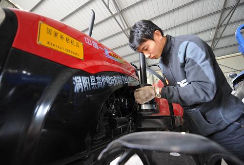 渦陽縣高爐鎮(zhèn)向海農(nóng)機專業(yè)合作社農(nóng)機手趙偉在檢修農(nóng)機,為即將開展的“三夏”做準(zhǔn)備(6月9日攝)。近年來,安徽省通過積極發(fā)展農(nóng)機專業(yè)合作社,根據(jù)自愿的原則,將分散經(jīng)營的農(nóng)機戶有序引入農(nóng)機產(chǎn)業(yè)化經(jīng)營中,實行統(tǒng)一業(yè)務(wù)聯(lián)系、統(tǒng)一作業(yè)調(diào)度、統(tǒng)一服務(wù)質(zhì)量、統(tǒng)一機具修理、統(tǒng)一收費結(jié)算的管理模式,實現(xiàn)農(nóng)業(yè)機械化、規(guī)模化、集約化經(jīng)營。農(nóng)機合作社成為促進(jìn)農(nóng)業(yè)增效、農(nóng)民增收的“助推器”。新華社記者 劉軍喜 攝