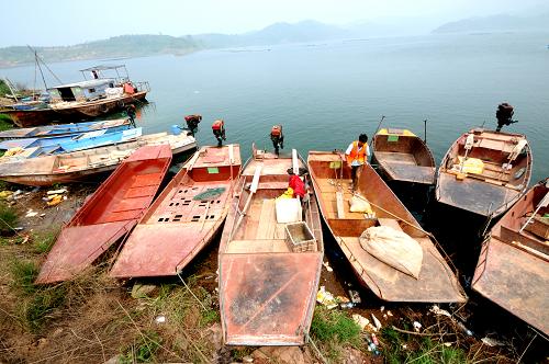 6月18日,黃河小浪底庫區(qū)捕魚船只全部歸航,備戰(zhàn)調(diào)水調(diào)沙。新華社發(fā)(苗秋鬧 攝)