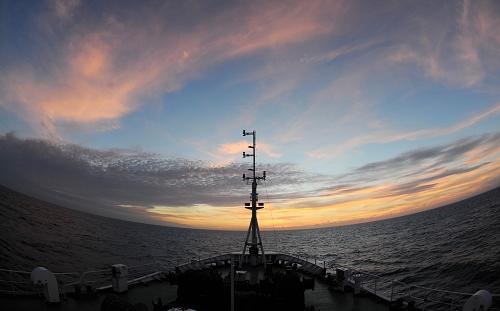 6月8日,中國“海監(jiān)83”船行駛在南海西沙海域。 新華社記者 金良快 劉華攝影報道