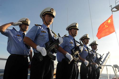 6月10日,中國海監(jiān)隊員在“海監(jiān)83”船上舉行升旗儀式。 新華社記者 金良快 劉華攝影報道