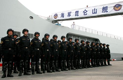 6月30日,海軍特戰(zhàn)隊員整裝待發(fā)。新華社發(fā)(仲繼軍攝)
