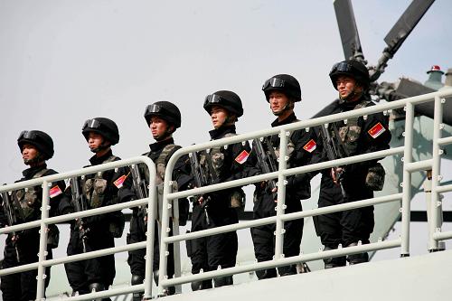 6月30日,參加護航的海軍特戰(zhàn)隊員整裝待發(fā)。新華社發(fā)(仲繼軍攝)