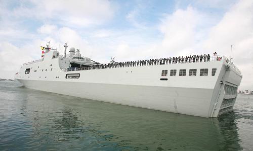 6月30日,“昆侖山”號船塢登陸艦解纜起航。新華社發(fā)(仲繼軍攝)