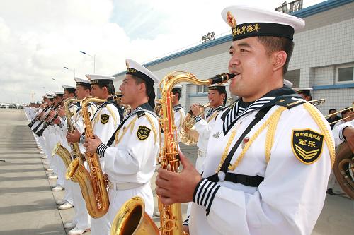 6月30日,樂手在海軍南海艦隊在湛江某軍港為護航編隊舉行的歡送儀式上演奏。新華社發(fā)(仲繼軍攝)