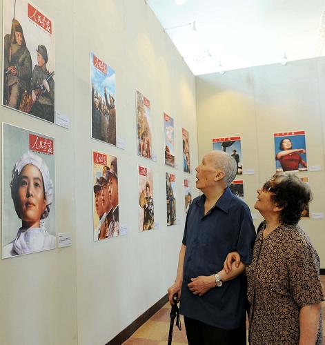 7月8日,兩位老人在觀看展覽。當日,《人民畫報》創(chuàng)刊60周年圖片藏畫展覽在北京開幕。本次展覽展出的170余幅經(jīng)典封面和優(yōu)秀攝影作品,是從745期畫報封面和數(shù)十萬張攝影作品中精選出來的佳作。展覽還展出人民畫報社收藏的書畫精品80幅?!度嗣癞媹蟆穭?chuàng)刊于1950年7月,是一本以圖片為主、圖文并茂的大型綜合性國家畫報,由毛澤東同志親筆題寫刊名。60年來,《人民畫報》生動地記錄了共和國發(fā)展歷程中令人難忘的瞬間,再現(xiàn)了新中國60年英雄人物的風采。新華社記者 陳樹根 攝