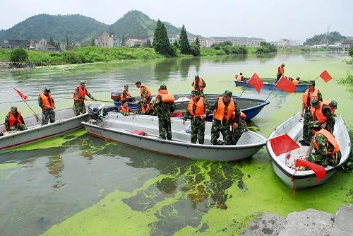 7月8日,溫嶺市防汛搶險(xiǎn)應(yīng)急分隊(duì)在金清大港進(jìn)行編隊(duì)集訓(xùn)。當(dāng)日,為期3天的浙江省溫嶺市民兵水上搶險(xiǎn)應(yīng)急集訓(xùn)在金清大港拉開帷幕。38名隊(duì)員將參加沖鋒舟操作、橡皮艇駕駛、水上搶險(xiǎn)救護(hù)等項(xiàng)目的演練,旨在提高民兵的水上搶險(xiǎn)救災(zāi)能力。新華社發(fā)(吳鵬飛 攝)