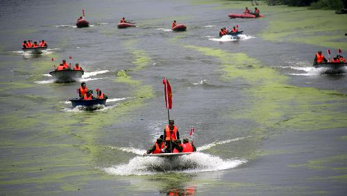 7月8日,溫嶺水上搶險(xiǎn)應(yīng)急分隊(duì)民兵參加沖鋒舟、橡皮艇編隊(duì)訓(xùn)練。新華社發(fā)(周學(xué)軍 攝)