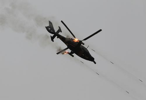 7月9日,中方武裝直升機(jī)攻擊恐怖分子。新華社記者 王建民 攝