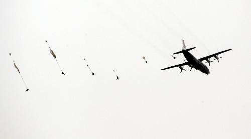 7月9日,中方特戰(zhàn)隊(duì)員高空跳傘。新華社記者 王建民 攝