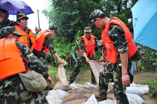 7月14日,武警合肥指揮學(xué)院官兵正在封堵管涌。新華社發(fā)(胡超群 攝)