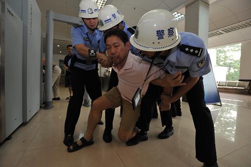 7月14日,邊檢民警在實戰(zhàn)演練中抓捕“犯罪嫌疑人”。新華社發(fā)(鄧書山 攝)