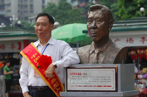 7月15日,參展代表在人民廣場上與自己的雕像合影。新華社記者 陳誠 攝