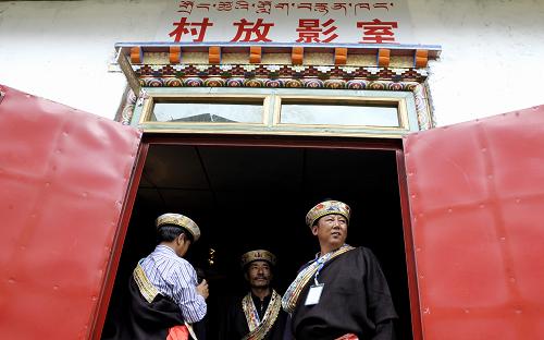 林芝地區(qū)魯朗鎮(zhèn)村民在等待放映電影(7月17日攝)。新華社記者 普布扎西 攝