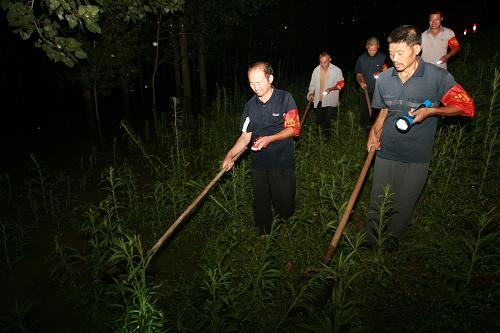 7月21日,安徽阜南王家壩閘農(nóng)民工夜巡堤壩。當(dāng)日20時(shí), 享有“千里淮河第一閘”之稱的安徽阜南縣王家壩閘迎來淮河首次洪峰?;春油跫覊握竞榉遄罡咚?8.45米,超過警戒水位0.95米。阜陽市啟動(dòng)防汛應(yīng)急預(yù)案Ⅲ級(jí)響應(yīng),由公安、武警、消防、水務(wù)等單位組成的56個(gè)防汛搶險(xiǎn)應(yīng)急隊(duì)2360人全力巡壩護(hù)堤,確保洪峰通過不發(fā)生險(xiǎn)情。新華社發(fā)