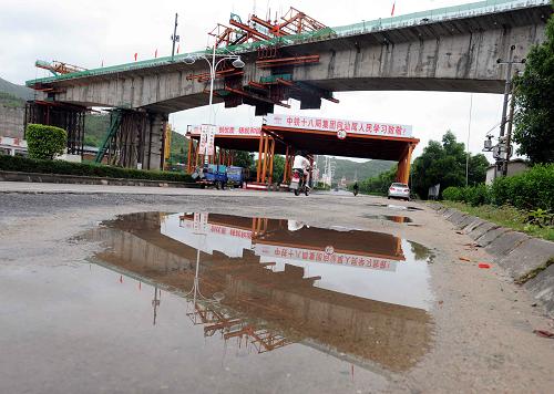 7月22日,廈深鐵路東沖特大橋連續(xù)梁順利合龍。新華社記者 楊宗友 攝