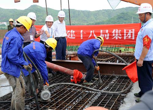 7月22日,中鐵十八局集團的建設者在澆筑東沖特大橋合龍段。新華社記者 楊宗友 攝