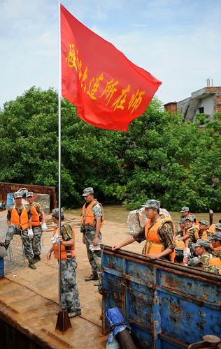“硬骨頭六連”所在師工兵營(yíng)官兵在九江棉船鎮(zhèn)崩岸險(xiǎn)情水域集結(jié)(7月20日攝)。新華社記者 周科 攝