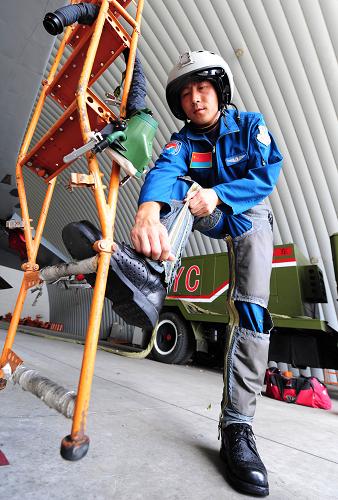 一名飛行員準備登機(7月29日攝)。新華社發(fā) (沈玲 攝)