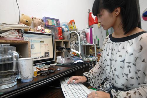 8月9日,“淘寶”店主朱曉玲與顧客通過網(wǎng)絡(luò)溝通產(chǎn)品的樣式與發(fā)貨地址。新華社記者 黃宗治 攝