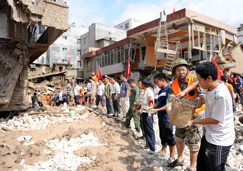 8月10日,受災(zāi)群眾與部隊(duì)官兵合力清淤搜救。新華社記者 張永進(jìn) 攝