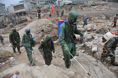 8月11日,蘭州軍區(qū)防化團官兵在災(zāi)區(qū)進行消毒工作。新華社記者 王鵬 攝