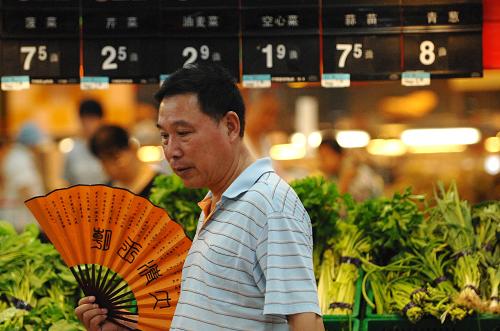 8月11日,市民從杭州市一家超市內(nèi)的蔬菜專柜前走過(guò)。新華社記者 黃宗治 攝