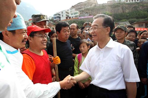 這是8月22日,在受災(zāi)最嚴(yán)重的舟曲縣三眼峪溝,溫家寶親切慰問奮戰(zhàn)在一線的救災(zāi)人員。新華社記者 劉衛(wèi)兵 攝