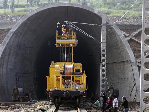 8月22日,在太中銀鐵路呂梁山隧道西口,建設者架設電氣化接觸網導線。當日,太中銀鐵路最長的隧道呂梁山隧道右線接觸網導線全部貫通。作為太中銀鐵路重點控制工程之一的呂梁山隧道全長20.78公里,穿越呂梁山脈。在建設者的晝夜奮戰(zhàn)下,橫貫山西、陜西、寧夏三省區(qū)的太中銀鐵路今年年底可望全線建成通車,屆時將成為連接我國西北、華北地區(qū)最便捷的鐵路大通道。新華社發(fā)