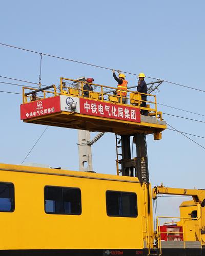 8月22日,在太中銀鐵路呂梁山隧道西口,建設者架設電氣化接觸網導線。新華社發(fā)