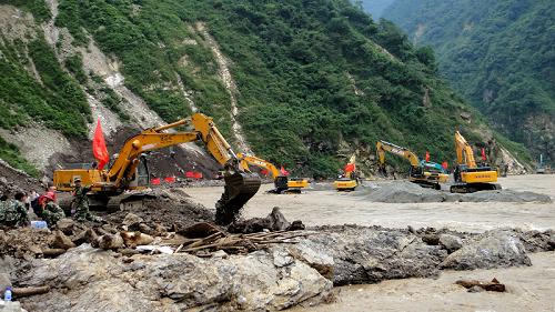 8月22日下午,武警水電部隊(duì)和四川路橋公司的施工機(jī)械在漢清路清平磷礦大橋段的綿遠(yuǎn)河中施工。當(dāng)日21時(shí)30分,經(jīng)過搶通突擊隊(duì)10天的奮戰(zhàn),通往綿竹市清平鄉(xiāng)的德(陽)阿(壩)公路漢清段基本搶通。四川在這次特大洪水泥石流災(zāi)害中的最后一個(gè)“孤島”被打通。新華社發(fā)(王平 攝)