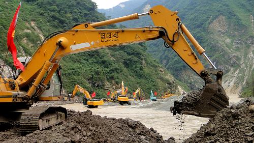 8月22日下午,武警水電部隊(duì)和四川路橋公司的施工機(jī)械在漢清路清平磷礦大橋段的綿遠(yuǎn)河中施工。新華社發(fā)(王平 攝)