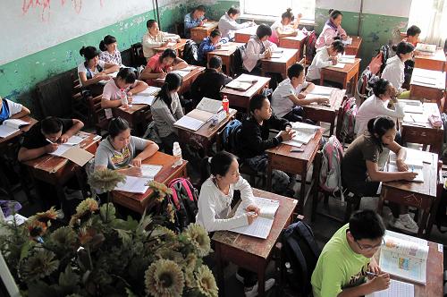 8月23日,吉林市第二十一中的學(xué)生在教室里認(rèn)真上課。當(dāng)日,吉林市船營區(qū)受災(zāi)地區(qū)的中小學(xué)校如期開學(xué),師生們開始了新學(xué)期的校園生活。洪災(zāi)過后,吉林省加快對(duì)水毀災(zāi)區(qū)校舍的維修工作,并采取就近分流合并、借用校舍等多項(xiàng)措施確保災(zāi)區(qū)學(xué)校如期開學(xué)。新華社發(fā)(朱萬昌 攝)